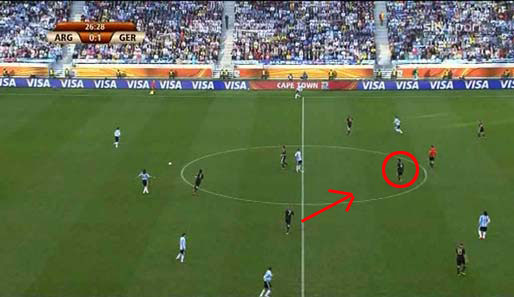 Weil Argentinien nun aber das Spiel verlagert, orientiert sich Schweinsteiger weg vom Gegenspieler und wieder an Nebenmann Khedira