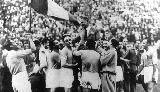 Auch vier Jahre später gewinnt der Gastgeber. Italien schlägt die Tschechoslowakei 1934 mit 2:1 n. V. Trainer Vittorio Pozzo wird auf Händen getragen