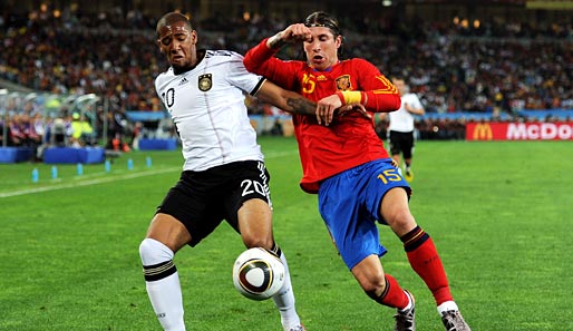 Jerome Boateng entschied sich, im Gegensatz zu seinem Halbbruder Kevin-Prince, für Deutschland zu spielen. Jerome hat eine deutsche Mutter, sein Vater kommt aus Ghana