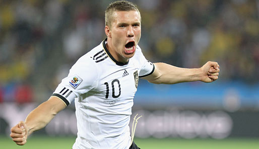 Podolski stammt ursprünglich aus Polen, wie den meisten bekannt sein sollte. Am 4.6.1985 wurde er in Gliwice geboren, ehe er in Köln seine Karriere als Fußballer begann