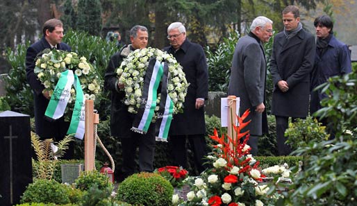 Zum ersten Todestag von Robert Enke fand sich 2010 eine kleine Trauergemeinde an dessen Grab zur Kranzniederlegung ein.