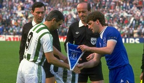 Ein weiterer Höhepunkt der Vereinsgeschichte: Das Finale im Pokal der Pokalsieger 1985 gegen Rapid Wien. Kevin Ratcliffe (r.) und Hannes Krankl beim Wimpelaustausch