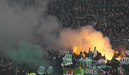 Nicht nur im Bremer Gästeblock in Mainz brannte es, auch die Wolfsburg-Anhänger hatten etwas zum Zündeln dabei