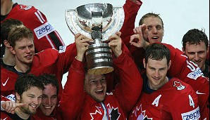 2007 waren die Kanadier wieder an der Reihe: Shane Doan reckt den Pokal nach dem Finalsieg gegen Finnland in die Höhe