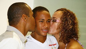 Der obligatorische Kuss von den Eltern: Vater Neymar da Silva Santos und Mutter Nadine Goncalves da Silva Santos beglückwünschen ihren Sohn zu seinem ersten Profi-Vertrag