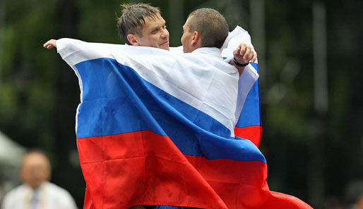 Komm in meine Arme! Die Russen Sergei Bakulin und Denis Nizhegorodov feiern ihren Doppelerfolg in der Konkurrenz über 50-Km-Gehen