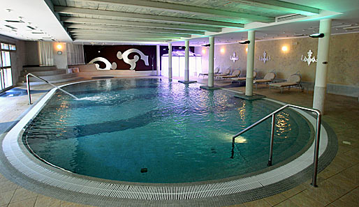 Innen wie außen bietet das Hotel ein einladendes, gemütliches Bild. Ein großer Pool zum Entspannen nach kräftezehrenden Spielen...
