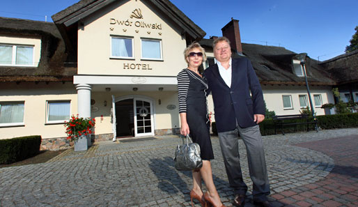 "Witamy!" Die Hotelbesitzer Anna und Janusz Baran werden das DFB-Team während der Europameisterschaft 2012 im Dwor Oliwski willkommen heißen