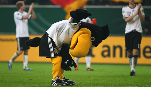 Zurecht verneigt sich Maskottchen Paul vor dem DFB-Team: Zehn Qualifikationsspiele und zehn Siege, das ist einer deutschen Nationalmannschaft noch nie zuvor gelungen