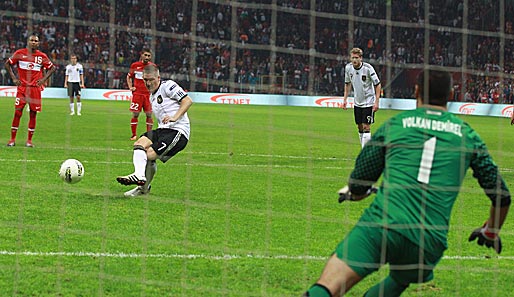 Doch nach Foul an Thomas Müller im Strafraum machte Bastian Schweinsteiger vom Elfmeterpunkt aus den Deckel drauf