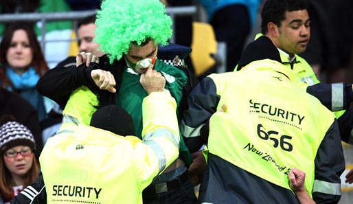 Viertelfinale, Wales - Irland 22:10 - Ein Fan der Boys in Green wollte sich mit der Niederlage gar nicht anfreunden und legte sich mit der Security an