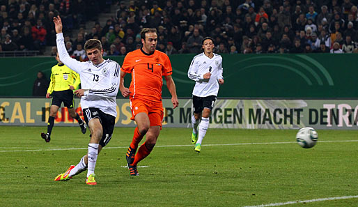Thomas Müller versenkte den Ball nach einer geschickten Ablage von Miroslav Klose in der 15. Minute zum 1:0. Joris Mathijsen kam zu spät