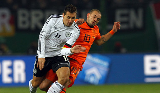 Miroslav Klose, hier im Zweikampf mit Wesley Sneijder, zeigte gegen die Niederländer, dass er noch lange nicht zum alten Eisen gehört.