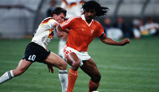 Dann folgte das Hassspiel bei der WM 1990. Im Achtelfinale trafen die Mannen um Lothar Matthäus (l.) wieder auf Gullits Team