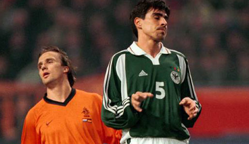 Eine gruselige Zeit im deutschen Fußball: Im Jahr 2000 gab es ein Freundschaftsspiel. Zenden und Co. spielten Sebescen (r.) und Kollegen phasenweise schwindelig