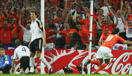 Bei der EM 2004 ging es dann wieder um mehr als nur Prestige. Nach der deutschen Führung von Torsten Frings glich Ruud van Nistelrooy (r.) in unnachahmlicher Manier aus