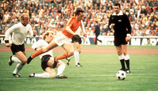 Das erste bedeutende Duell gab es im WM-Finale 1974 in München. Uli Hoeneß foulte Hollands Spielmacher Johan Cruyff bereits in der ersten Minute elfmeterreif