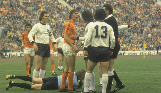 Schon damals ging es richtig zur Sache. Hier geht Johan Cruyff (M.) ins Zwiegespräch mit den deutschen Verteidigern. Franz Beckenbauer versucht zu schlichten