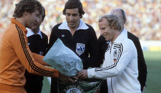 Bei der WM 78 in Argentinien war es dann wieder friedlicher. In der Zwischenrunde trennten sich die Teams der beiden Kapitäne Berti Vogts (r.) und Ruud Krol 2:2