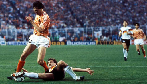 Das Duell Marco van Basten gegen Jürgen Kohler - im Halbfinale der EM 1988 zog Kohler den Kürzeren. Van Basten erzielte den Siegtreffer