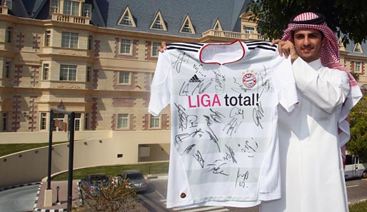 Dieser arabische Fan ist stolz wie Oskar - er hat ein Bayern-Trikot mit den Unterschriften seiner Stars ergattert
