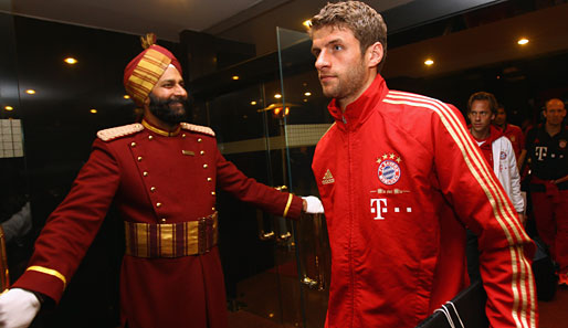 Der FCB wurde freudig im Hotel in Neu-Delhi begrüßt. Thomas Müller (r.) war begeistert