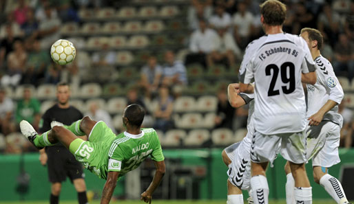 Naldo zeigte bei seinem neuen Klub gleich mal, was ein echter Brasilianer ist. Sein Fallrückzieher landete zwar nur am Pfosten, Wolfsburg gewann aber dennoch 5:0.