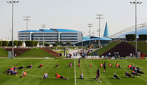 Dann aber rauf auf den saftig grünen Rasen. Welcher Fußballer würde denn nicht gerne auf solch einer Anlage wie in der ASPIRE Academy trainieren wollen?
