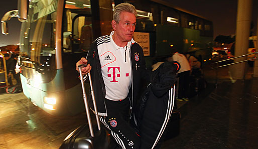 Bevor es auf dem Trainingsplatz zur Sache geht, heißt es aber erst mal: Koffer tragen! Das gilt selbst für Bayern-Trainer Jupp Heynckes