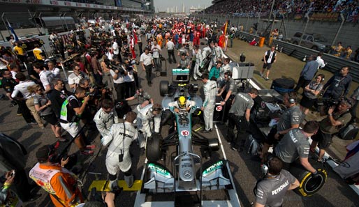 Dichtes Gedränge in der Startaufstellung. Lewis Hamilton ging erstmals für Mercedes von Platz eins ins Rennen
