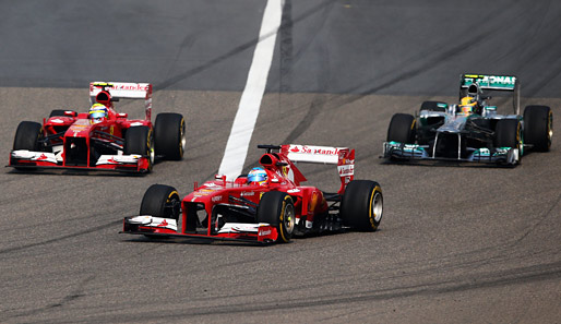 ... am Ende der Zielgeraden zog dann auch Felipe Massa (l.) im zweiten Ferrari am Mercedes-Piloten vorbei