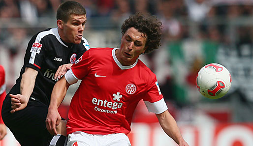 Nicolai Müller (r.) hatte für Mainz in der ersten Hälfte noch die beste Chance. Anstatt zu schießen konnte er sich nicht zwischen Abschluss und Pass zu Parker entscheiden - symptomatisch für das gesamte Spiel