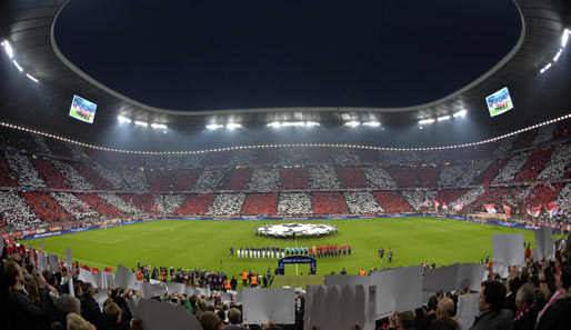 Ganz ohne Choreo kamen die Bayern dann doch nicht aus. Außen wie innen erstrahlte die Arena vor Spielbeginn in Rot und Weiß