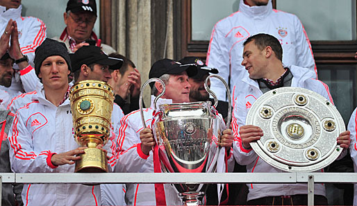 Mit drei gewonnenen Titeln und der besten Saison, die jemals gespielt wurde, verabschiedet sich der FC Bayern in die wohlverdiente Sommerpause. Jupp Heynckes (m.) verlässt die Bundesliga für immer