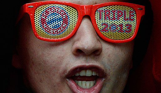 Und einige Bayern-Fans haben schon die brandneue Brillen-Kollektion dabei, auch wenn das Wetter eher Ende November entspricht: Modell "Triple 2013".