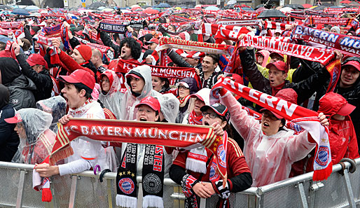 Pünktlich zur Ankunft wurden dann die Regenschirme gegen Fanschals ausgetauscht! Mehrere Tausend Fans waren nun am Münchner Marienplatz