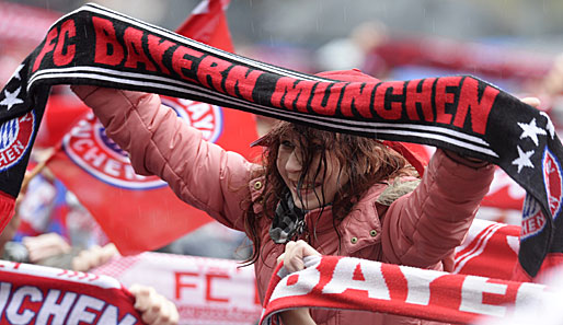 Stundenlanges Warten, Regengüsse ohne Nachlassen, am Ende war den Bayern-Fans das egal: Die Triple-Helden kamen auf den Rathausbalkon...