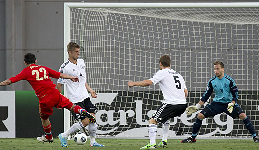 Zunächst geriet die DFB-Elf mit 0:1 in Rückstand. Alan Dzagoev (l.) traf nach schönem Doppelpass in der 22. Minute