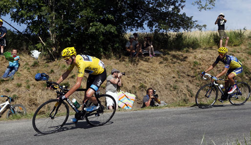Auch Chris Froome und Alberto Contador waren in der Ausreißergruppe, ehe der Spanier stürzte und sich der Leader verbremste - gemeinsam hetzten sie der Spitze hinterher