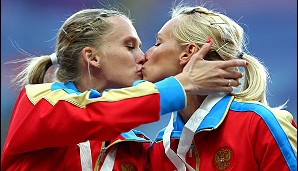 Tag 9: Es war ohne Frage das Bild des Tages. Die beiden Russinnen Tatjana Firowa und Xenija Ryschowa protestieren mit ihrem Kuss bei der Siegerehrung gegen das "Anti-Homosexuellen-Gesetz" ihres Präsidenten