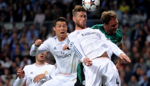 Augen zu und durch. Höwedes nimmt es im Luftduell mit Ramos und Ronaldo auf