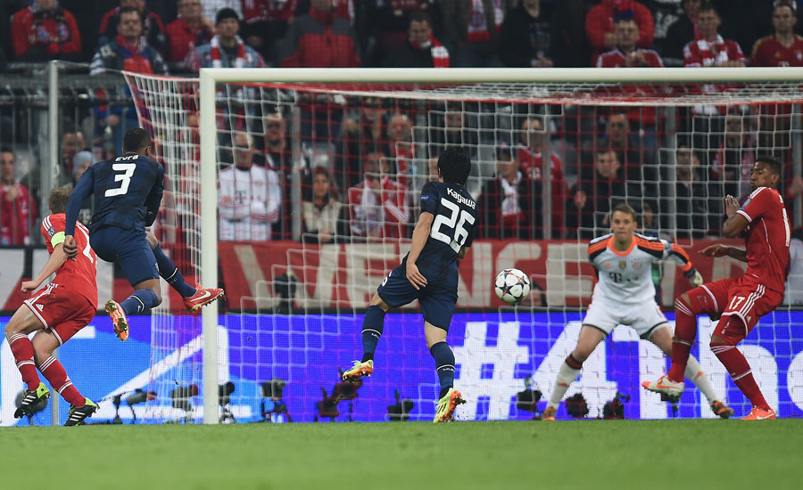 Was eine Fackel! Patrice Evra sorgt mit einem Wahnsinns-Hammer für Manchesters Führung und trifft Bayern ins Mark.