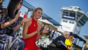 Vielleicht hat er sich ja auch nur die netten Damen abseits der Strecke angesehen. Auch die gibt es natürlich beim Red Bull Air Race. Wie nennt man die hier jetzt eigentlich, Hangar-Girls?