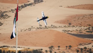 Vor der Masterclass der besten 12 Piloten startete noch die Challenger Class mit dem Spanier Juan Velarde. Der blickt auf die andere, sandige Seite von Abu Dhabi