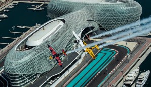 Den Formel-1-Kurs von Abu Dhabi beim Rundflug zu Füßen. Im Rennen gegen die Boliden von Vettel und Co hätten die Air Race Piloten einen klaren Vorteil. Ihre Flugzeuge erreichen Höchstgeschwindigkeiten über 400 Stundenkilometern