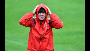 Regen, Herr Löw, man nennt es Regen. Dem Bundestrainer schien das kalte Nass oben nicht wirklich zu gefallen...