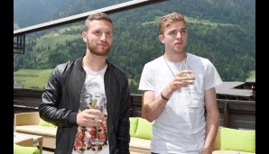 Shkodran Mustafi und Christoph Kramer erfrischen sich nach der Anreise erst mal an kühlen Getränken und genießen das Bergpanorama