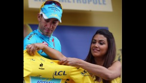 Eine hübsche Frau leistet Hilfe: Vincenzo Nibali aus Italien fährt im Gelben Trikot des Gesamtführenden