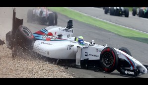 Was für ein Schreck für Fahrer und Zuschauer beim Start: Felipe Massa überschlägt sich, glücklicherweise geht es ihm gut