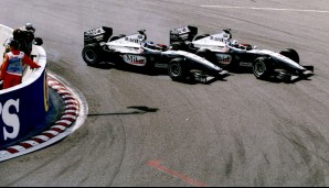 Drei Läufe später: Häkkinen startete in Spa nur zögerlich, Coulthard war auf der Außenbahn vorn. Doch Häkkinen übertrieb und verbremste sich, fuhr dem Schotten in die Seite. Er rettete mit schwerwiegenden Handlingproblemen den zweiten Platz ins Ziel.